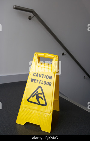 Attention plancher mouillé signe en haut d'un escalier dans un immeuble moderne Banque D'Images