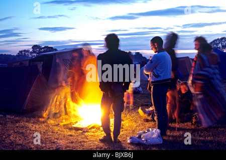 Festivaliers autour d'un feu de camp à Glastonbury Festival Pilton Somerset UK Europe Banque D'Images