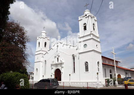 Jean-Baptiste Cathédrale sur la place principale Plaza 8 de Diciembre à Penonome, Province de Coclé, Panama Banque D'Images