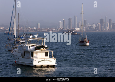 Yachts amarrés au large , Amador Causeway Paitilla gratte-ciel en arrière-plan , la ville de Panama , Panama Banque D'Images