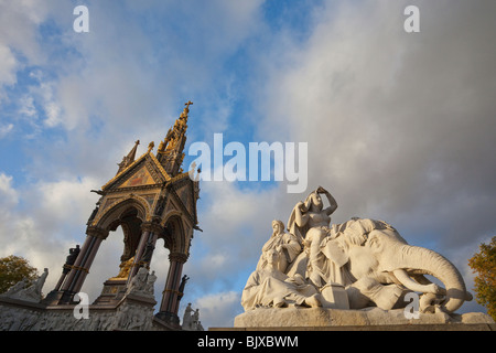 Soleil du soir le Royal Albert Memorial Hyde Park en automne London Angleterre Grande-bretagne Royaume-Uni UK GB British Isles Europ Banque D'Images