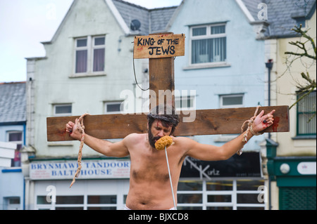 Jeu de la passion par Brynmawr Pâques église familiale effectuée autour de la ville de Brynmawr Blaenau Gwent South Wales UK Banque D'Images