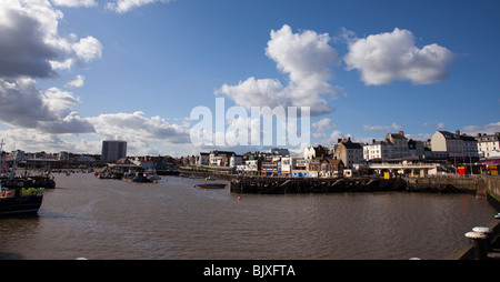 Le port de Cherbourg, un port de pêche et station de villégiature sur la côte est de Yorkshire, Angleterre Banque D'Images