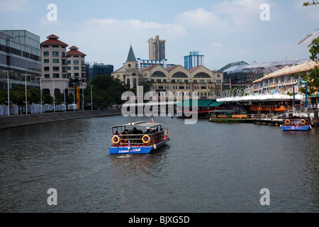 Taxis et bateaux de rivière sur la rivière de Singapour à Clarke Quay, Singapour Banque D'Images