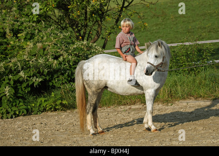 garçon avec poney Banque D'Images