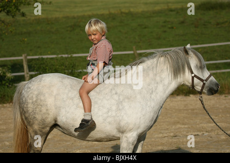 garçon avec poney Banque D'Images