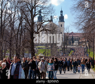 Les pèlerins à la cérémonie du Jeudi Saint, Kraków, Pologne Banque D'Images