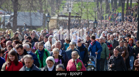 Les pèlerins à la cérémonie du Jeudi Saint, Kraków, Pologne Banque D'Images