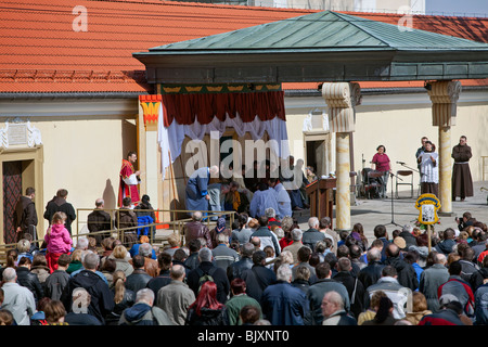 Les pèlerins à la cérémonie du Jeudi Saint, Kraków, Pologne Banque D'Images