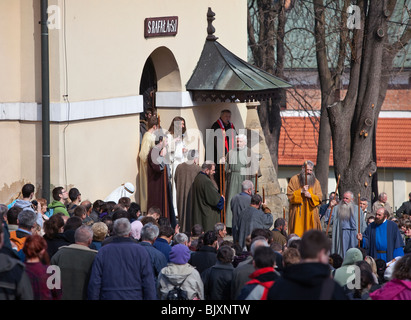 Les pèlerins à la cérémonie du Jeudi Saint, Kraków, Pologne Banque D'Images