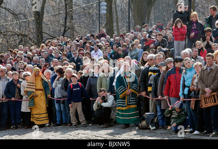 Les pèlerins à la cérémonie du Jeudi Saint, Kraków, Pologne Banque D'Images