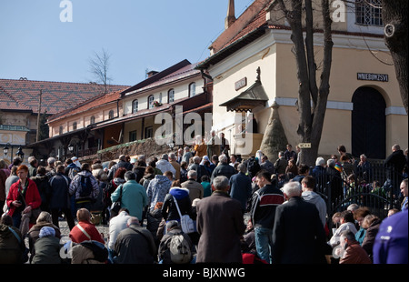 Les pèlerins à la cérémonie du Jeudi Saint, Kraków, Pologne Banque D'Images