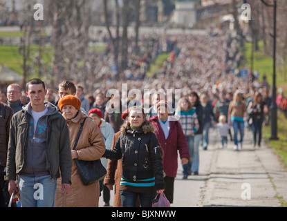 Les pèlerins à la cérémonie du Jeudi Saint, Kraków, Pologne Banque D'Images