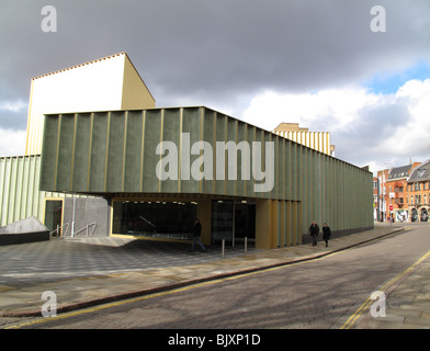 Le Nottingham contemporary art gallery, croix en semaine, le marché de la Dentelle, Nottingham, Angleterre, Royaume-Uni Banque D'Images