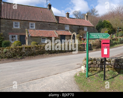 Le début de la célèbre promenade de la jonquille au printemps au Moulin bas en Farndale e Parc National des North Yorkshire Moors Banque D'Images