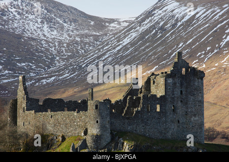 Kilchurn Castle sur les rives du Loch Awe, en Écosse, en partie recouvert de neige collines en arrière-plan Banque D'Images