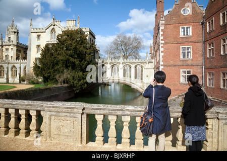 Les touristes d'admirer la vue sur le pont des Soupirs Pont de St Johns College, St John's College de Cambridge UK Banque D'Images