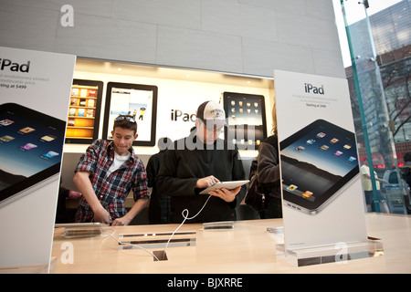 Les gens d'essayer le nouvel iPad à l'Apple store UWS à New York, Etats-Unis, 3 avril 2010. Banque D'Images