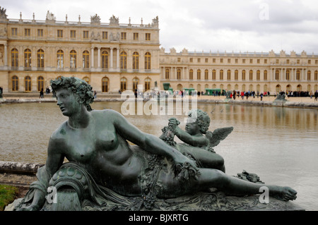 L'une des quatre statues en bronze représentant les nymphes dans les jardins du Palais de Versailles, Paris, France Banque D'Images