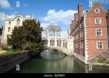 Le Pont des Soupirs sur la rivière Cam, St John's College, Cambridge University, UK Banque D'Images