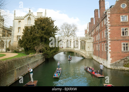 Barques sur le Pont des Soupirs, St John's College de Cambridge University UK Banque D'Images