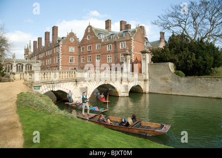 Punts passant sous le pont St Johns College, St Johns College, Cambridge, Royaume-Uni Banque D'Images