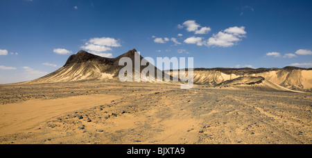 Panorama de la Suda Sahara, le Désert Noir près de l'oasis de Bahariya, désert de l'Ouest, l'Egypte. Banque D'Images