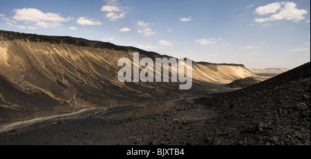 Panorama de l'escarpement dans le Sahara Suda, le Désert Noir près de l'oasis de Bahariya, désert de l'Ouest, l'Egypte. Banque D'Images