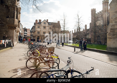 Les vélos garés sur Trinity Street près de Trinity College, Université de Cambridge, Cambridge, UK Banque D'Images