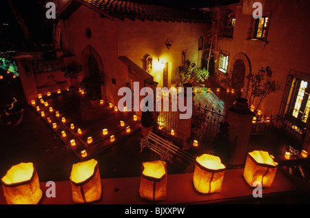 Luminarias, lumières de Noël au centre commercial Tlaquepaque, Sedona, Arizona, USA Banque D'Images