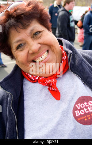 Happy Hispanic woman smiling et profiter de la fête. Le Cinco de Mayo Fiesta St Paul Minnesota USA Banque D'Images