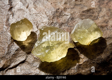 Des fragments de verre de silice sur le sol du désert dans un corridor interdunaires de La Grande Mer de Sable, au nord du plateau du Gilf Kebir, Egypte Banque D'Images