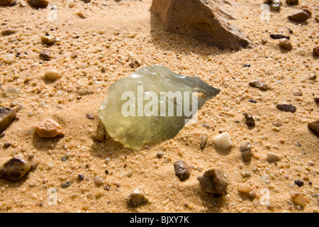 Des fragments de verre de silice sur le sol du désert dans un corridor interdunaires de La Grande Mer de Sable, au nord du plateau du Gilf Kebir, Egypte Banque D'Images