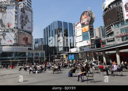 La rue Yonge Dundas Square, Times Square de Toronto Banque D'Images