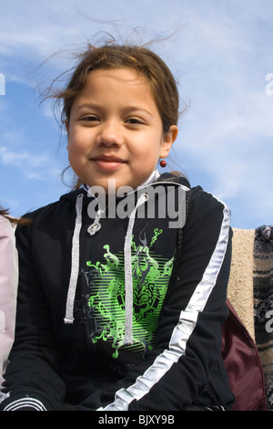 Les jeunes enfants 6 hispanique mexicaine de port tenue. Le Cinco de Mayo Fiesta St Paul Minnesota USA Banque D'Images