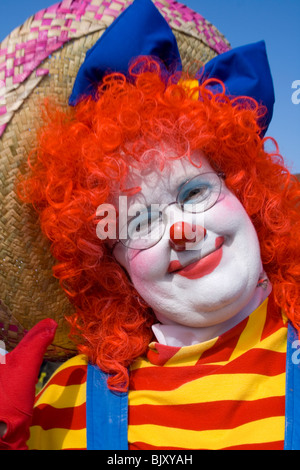 Happy female clown coiffé d'un sombrero participant à la parade. Le Cinco de Mayo Fiesta St Paul Minnesota USA Banque D'Images