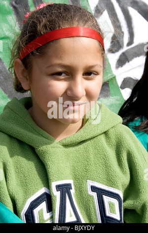 Heureux jeune fille de 13 ans prête à mars dans le défilé. Le Cinco de Mayo Fiesta St Paul Minnesota USA Banque D'Images