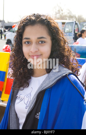 Belle Femme Âge 17 adolescents Hispaniques préparent à mars dans la parade. Le Cinco de Mayo Fiesta St Paul Minnesota USA Banque D'Images