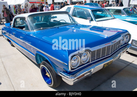 Beau bleu élégant personnalisé à la voiture Chevy Lowrider exposition. Le Cinco de Mayo Fiesta St Paul Minnesota USA Banque D'Images