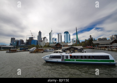 Swan River passenger ferry approcher la borne Barrack Street, Perth, Australie occidentale Banque D'Images