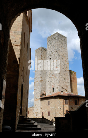 San Gimignano est un bourg médiéval de la Manhattan de la Toscane. Seulement 14 tours de l'original 76 ont survécu. Ces hautes tours sont ... Banque D'Images