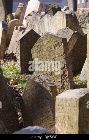 Détail de pierres tombales, vieux Cimetière Juif, Josefov,, Prague, République Tchèque Banque D'Images