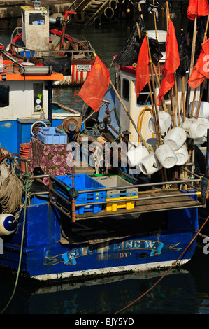 SCARBOROUGH, NORTH YORKSHIRE, Royaume-Uni - 19 MARS 2010 : gros plan des petits bateaux de pêche dans le port Banque D'Images