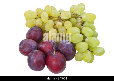 Raisins et les prunes isolé sur fond blanc Banque D'Images