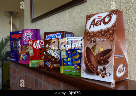 Oeufs de Pâques assis sur une cheminée cheminée dans un salon au Royaume-Uni Banque D'Images