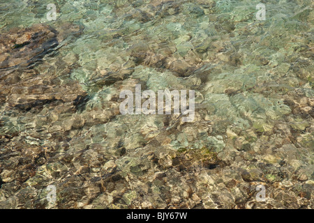 Les ondulations de l'eau claire et pierres, approprié comme nature background Banque D'Images