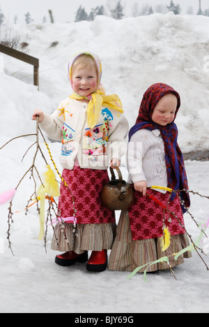 Petites filles vêtues comme sorcières de Pâques (la tradition scandinave de Pâques presque comme Halloween) Banque D'Images