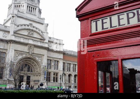 Téléphone rouge fort à l'extérieur du Victoria and Albert Museum, Londres, Angleterre Banque D'Images