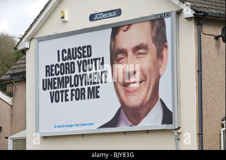 Parti conservateur Élection générale 2010 billboard at JC Decaux site sur fin de maison mitoyenne à Newport South Wales UK Banque D'Images