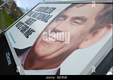 Parti conservateur 48 élection générale 2010 billboard fiche affiche présentant Gordon Brown à JCDecaux sur site industriel en bordure de l'emplacement de Newport South Wales UK Banque D'Images